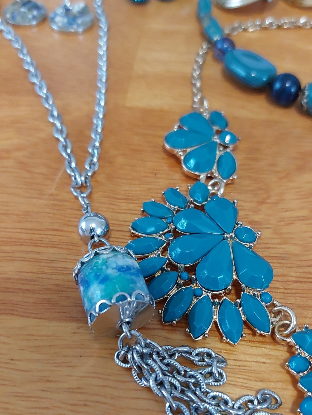 Vintage Teal Turquoise Costume Jewelry Lot 3 Necklaces 5 Pairs Earrings Set Boho - Picture 3 of 8